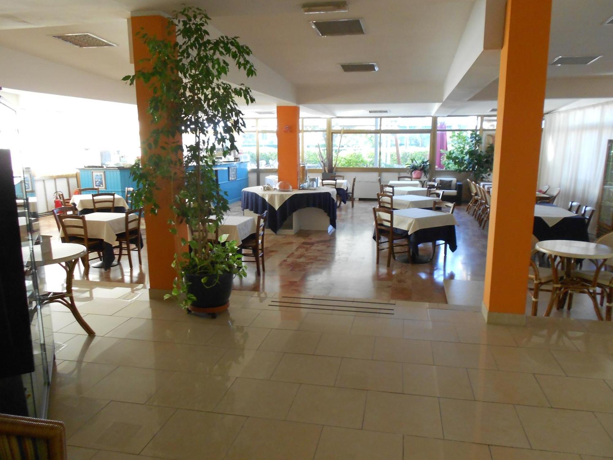 Hotel Tenda Rossa Marina Di Carrara Exterior foto