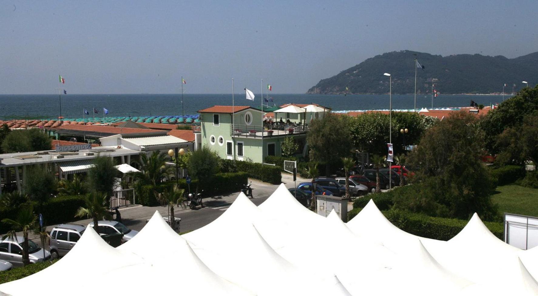 Hotel Tenda Rossa Marina Di Carrara Exterior foto