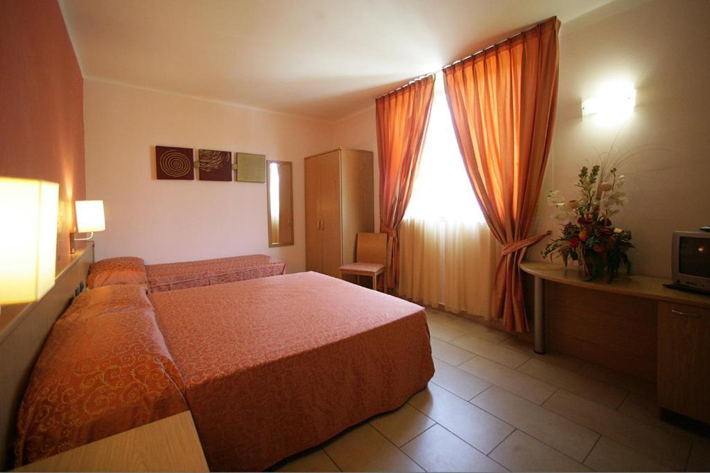 Hotel Tenda Rossa Marina Di Carrara Zimmer foto